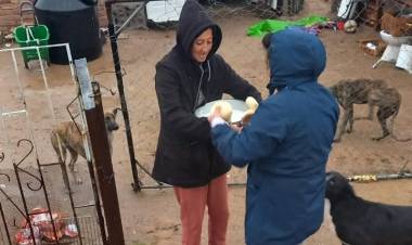 Micaela Antigual una joven de Cutral Co que ayuda solidariamente a familias con alimentos y abrigo. 