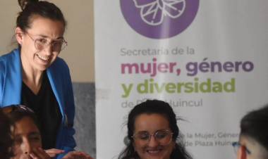 Más de 400 agentes municipales de Plaza Huincul realizaron la capacitación en perspectiva de género por la Ley Micaela.