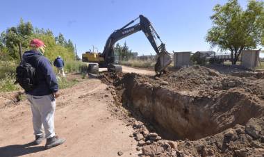 Comenzó el tendido de agua y cloacas en el barrio Berbel de Plaza Huincul