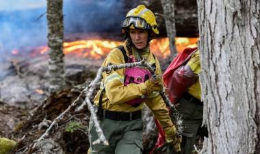 Incendio en Los Manzanos: aumenta el riesgo por fuertes vientos
