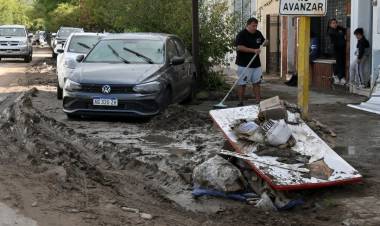 “La desesperación es total”, dijo Abel Pintos, oriundo de Bahía Blanca en referencia al temporal