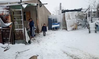 Plaza Huincul reforzó la entrega de leña a las familias afectadas por el temporal de nieve 