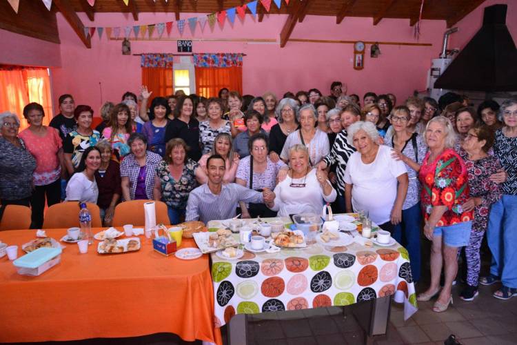 En el marco del Mes de la Mujer el Presidente del Concejo Deliberante visito a los abuelos de la tercera edad. 