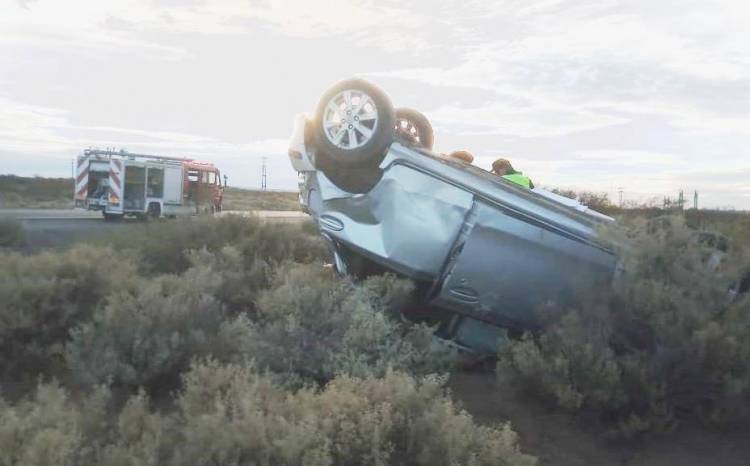 Vuelco sobre ruta 22 en inmediaciones al ingreso de Plaza Huincul 