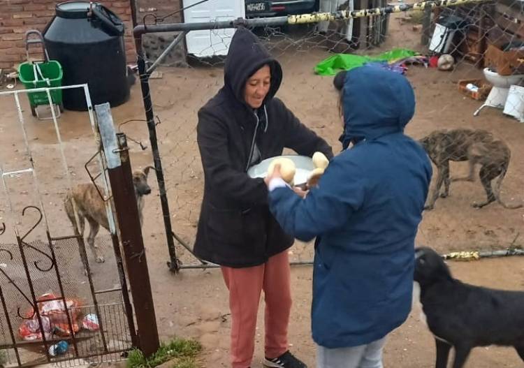 Micaela Antigual una joven de Cutral Co que ayuda solidariamente a familias con alimentos y abrigo. 