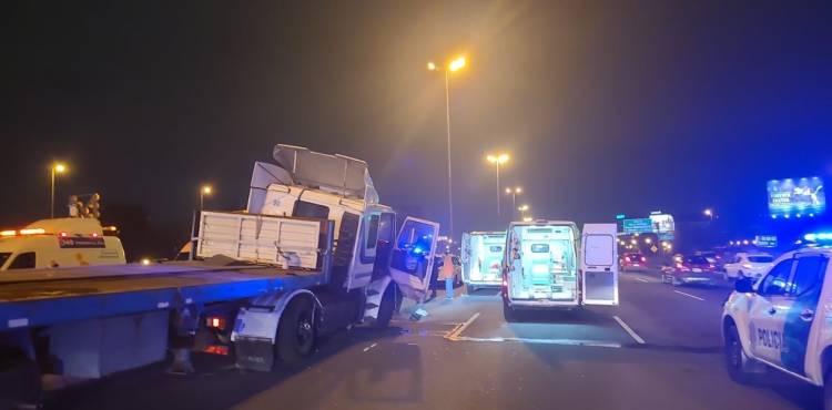 Un camión chocó en la Panamericana, se le soltó el contenedor y se cruzó de vía: cinco muertos y diez vehículos involucrados