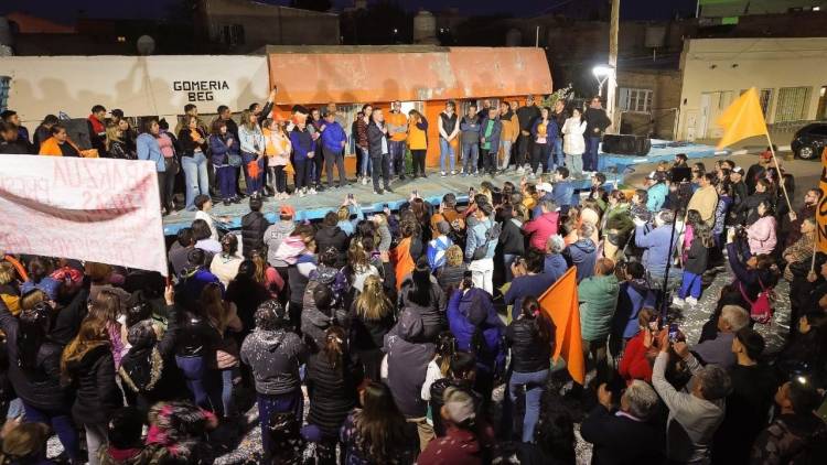 Vecina objetó el uso de pirotecnia en acto de festejo de las elecciones Vecinales de Cutral Co