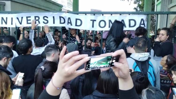 Ola de universidades tomadas: el Gobierno advirtió que "es un delito" y pidió que la Justicia intervenga para desalojar