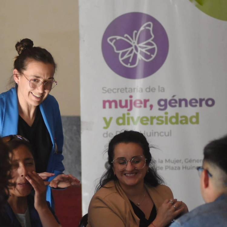 Más de 400 agentes municipales de Plaza Huincul realizaron la capacitación en perspectiva de género por la Ley Micaela.