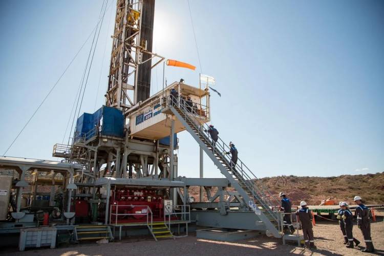 Perforan un pozo de 4.948 metros de rama lateral en Vaca Muerta