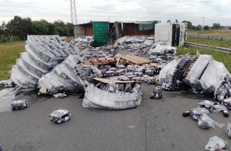 Córdoba. Un camión cargado con cerveza volcó en ruta 36 en Bouwer