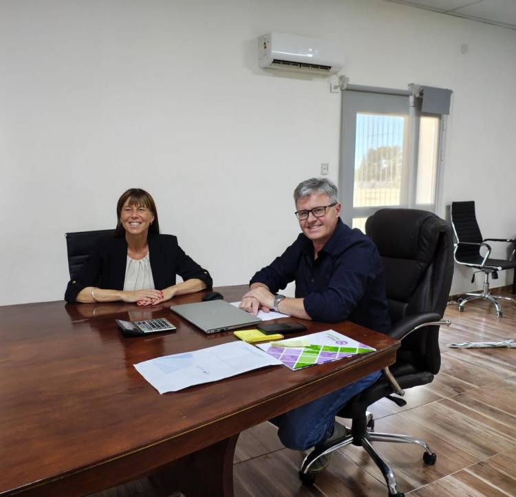 El intendente municipal de Plaza Huincul, Claudio Larraza, recibió la visita de la ministra de Desarrollo Humano, Gobiernos Locales y Mujeres, Julieta Corroza.