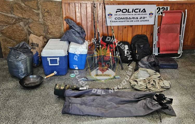 Allanamiento con resultados positivos, secuestrando sustancias prohibidas y un arma de fuego y pirotecnia.