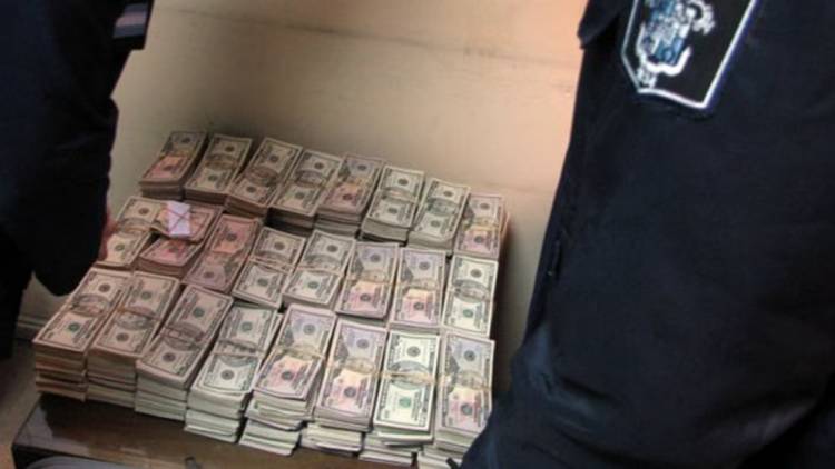 Transportar dinero fuera del país, ¿puede ser delito de contrabando?