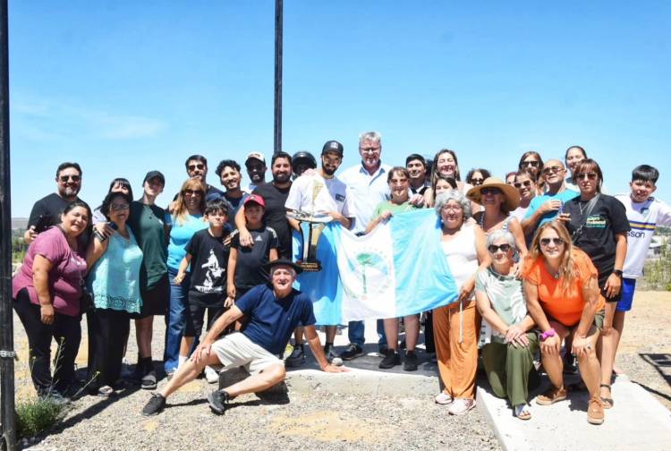 El intendente Claudio Larraza recibió en Plaza Huincul a Máximo Ramírez, campeón argentino de Malambo Laborde 2025 