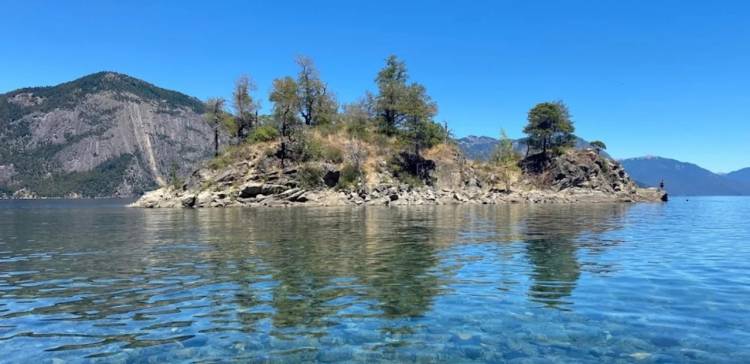 “La Islita”, un lugar soñado de la Patagonia que combina montaña, lago y bosque para escaparle al calor de la ciudad