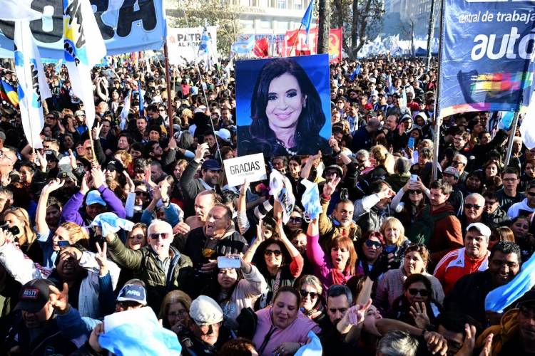 “Vamos a volver”: Cristina Kirchner pelea por su centralidad, lanzó una invitación al PJ y piensa en 2027