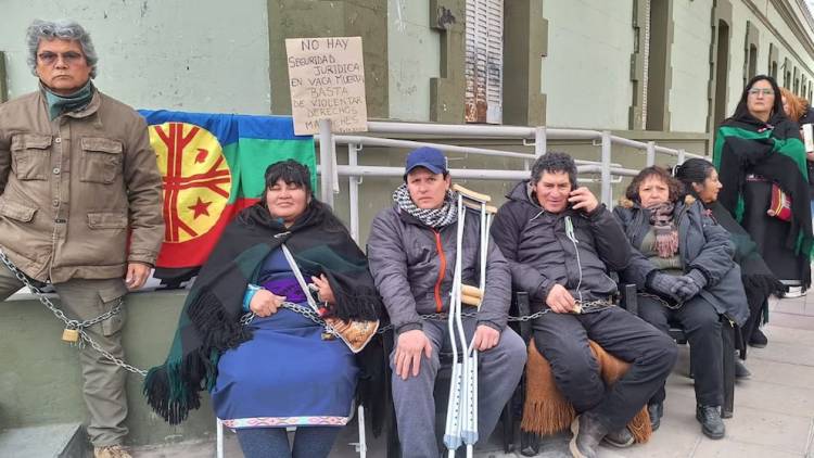 Neuquén: el desalojo de un grupo de mapuches que protestaban en la Gobernación terminó con incidentes y casi 20 detenidos
