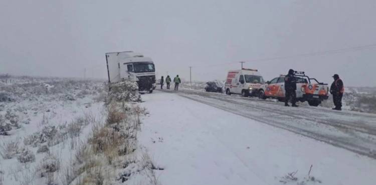 Cuatro muertos en un trágico accidente en Río Negro, en medio de las rutas nevadas