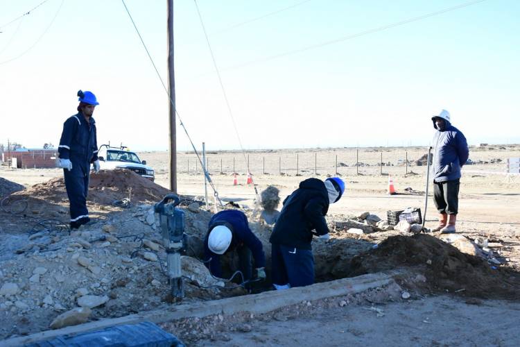 Comenzó la obra para llevar energía al barrio Islas Malvinas de Plaza Huincul
