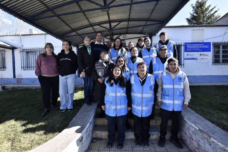 Los agentes de Tránsito Municipal de Plaza Huincul presentaron la nueva indumentaria laboral