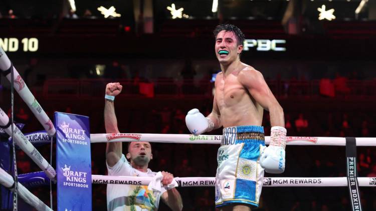 El argentino Mirco Cuello es campeón del mundo: noqueó a Sergio Ríos en el segundo round