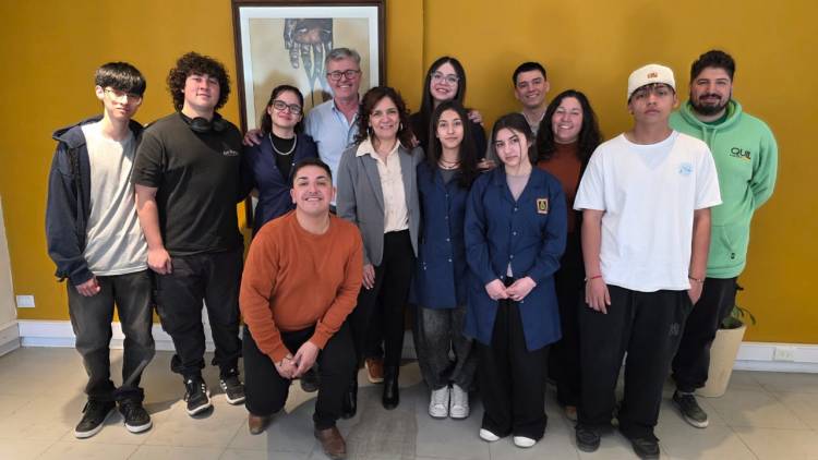 Claudio Larraza, recibió al grupo de estudiantes de la E.P.E.T. N° 10, que desarrollan el proyecto Synapse para participar en el “Desafío ECO YPF 2025”.