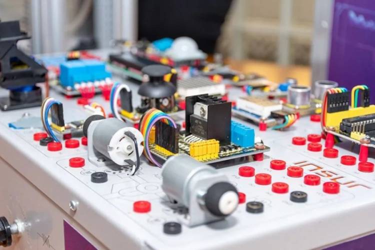 Educación y Fundación YPF entregarán más de 300 kits tecnológicos a escuelas de Neuquén