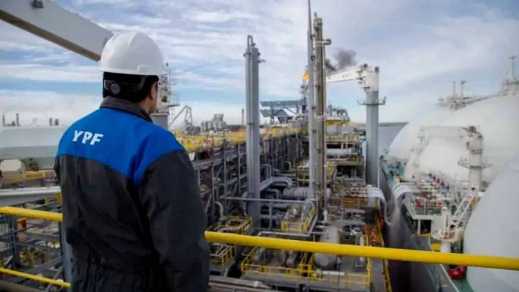 El gigante árabe que puede ser el socio clave de YPF para avanzar en el ambicioso plan de GNL