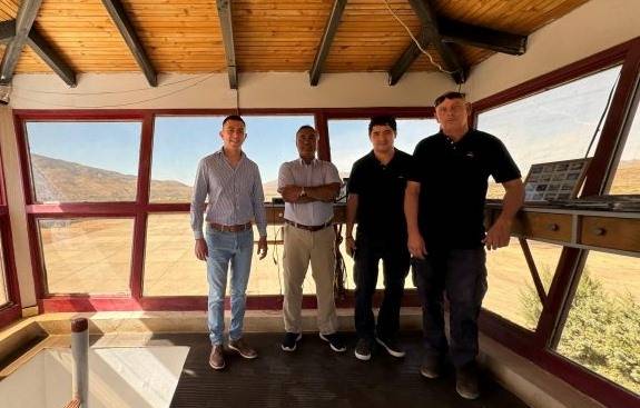 El Intendente Nicolás Albarracin recorrió este viernes el aeropuerto de Chos Malal con Custodio Gutiérrez y Jorge Sifuentes, jefe de la unidad regional norte del EPEN.
