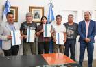 Firma por aumento salarial para empleados municipales y programas de empleo