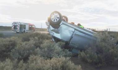 Vuelco sobre ruta 22 en inmediaciones al ingreso de Plaza Huincul 