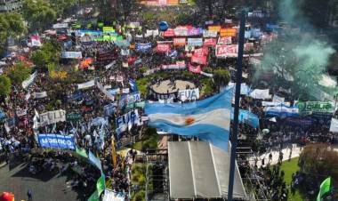Tras marcha universitaria, el Gobierno confirmó el veto y acusó a la oposición de conformar "un nuevo frente de izquierda populista"