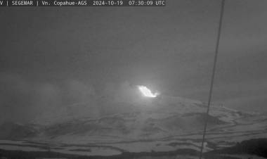 El volcán Copahue muestra actividad con emisión de cenizas