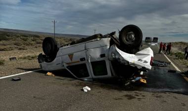 Trágico accidente en la Ruta 40: choque entre vehículo oficial de Vialidad Provincial y transporte escolar deja una víctima fatal