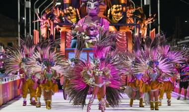 El “Carnaval del País” vivió una espectacular noche inaugural con más de 20 mil personas