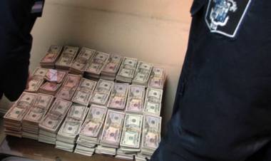 Transportar dinero fuera del país, ¿puede ser delito de contrabando?