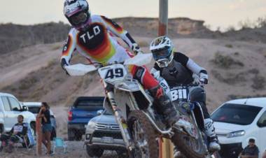 Tomás Moyano brilló con un doblete en el Coliseo de la Barda por el Supercross neuquino