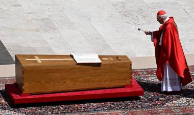 Luego de un multitudinario funeral, el papa Francisco ya descansa en la basílica de Santa María la Mayor