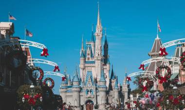 Viajar a Disney sin visa: de cuánto sería el ahorro para una familia argentina con el plan de Javier Milei