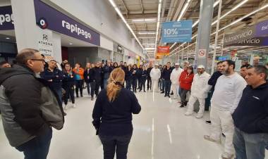 La alta morosidad en tarjetas pega de lleno en supermercados: La Anónima, Libertad y Changomás se achican