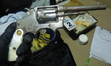 Secuestraron armas, droga y un vehículo en una causa por lesiones con arma de fuego