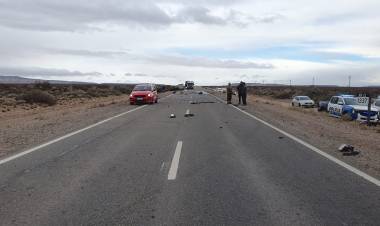 Tragedia en la Ruta 22: un muerto tras un choque entre un auto y un camión cerca de Cutral Co