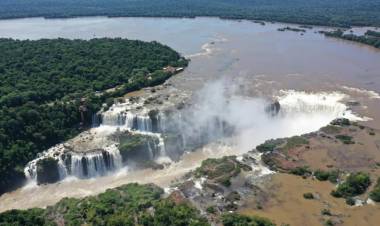 Cerraron la Garganta del Diablo: el río Iguazú alcanzó los 8,33 millones de litros por segundo