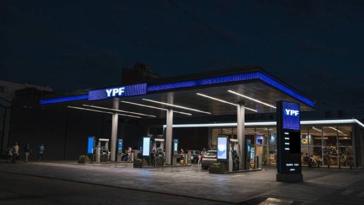 YPF confirmó un aumento del 1% en los combustibles y alargó el congelamiento por 45 días más