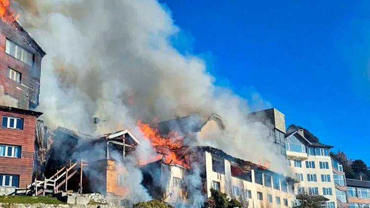 Impactante incendio en Hotel Huemul, ubicado a la orilla del lago Nahuel Huapi en Bariloche