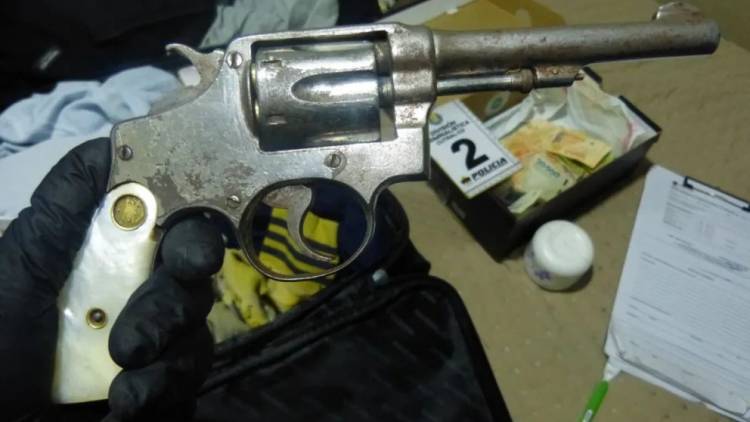 Secuestraron armas, droga y un vehículo en una causa por lesiones con arma de fuego