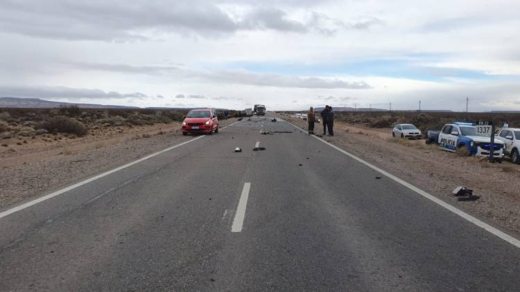 Tragedia en la Ruta 22: un muerto tras un choque entre un auto y un camión cerca de Cutral Co