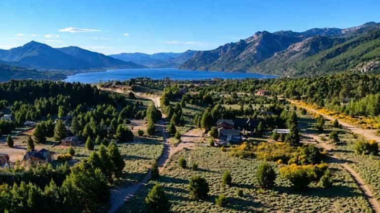 El paraíso oculto de la Patagonia junto a un lago: apenas 219 habitantes y una calma que parece de otra época
