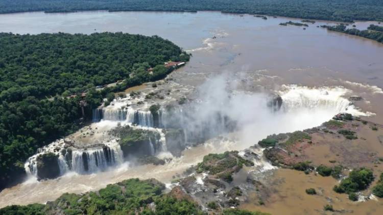 Cerraron la Garganta del Diablo: el río Iguazú alcanzó los 8,33 millones de litros por segundo